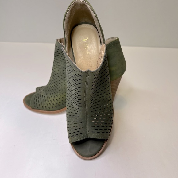 Sale! Restricted shoes women’s Laser-Cut Block Heel  Olive Green sandal Size 7.5 - Picture 2 of 6